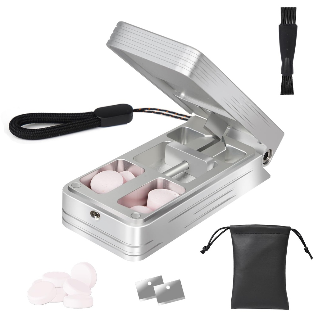 Pill Cutter for små og små piller, profesjonell aluminium piller splitter med automatisk sentering enhet og 2 erstatningsbar rustfritt stål Blades, bærbare piller splitter med PU tilfelle (Silver)