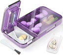 Piller Splitter for små eller små piller. 2-i-1 Reisepille Box & Piller Splitter - Stor kapasitet 4 Sammenligningspilleorganisator - Avtagbar Nonslip V-Shaped Pad. Wrap-Around Blade Guard (Purple)