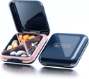 Liten Pill Case, Reisepilleboks, Bærbar Pill Container for Purse eller Pocket, Daglig medisinorganisator Vanntett 4 Compact Pill Holder for vitaminer, Kosttilskudd, Medisinering